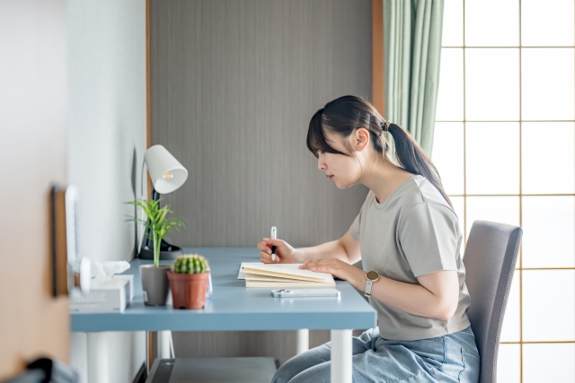 窓際の女性の写真